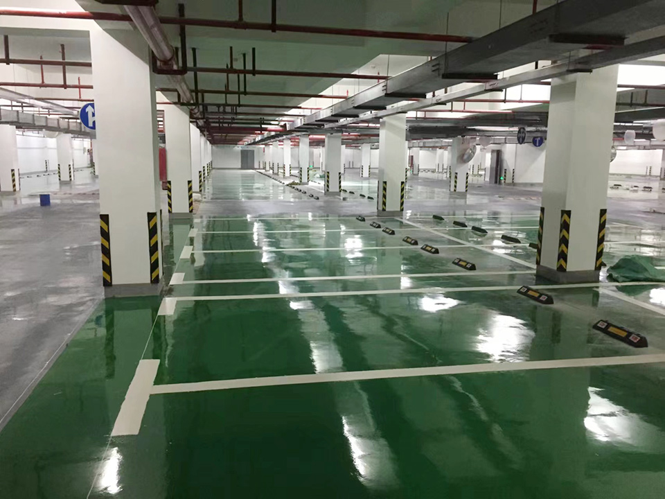 環(huán)氧地坪能夠承受重物摩擦和壓力不易受損因此非常適合用于車(chē)庫(kù)工廠(chǎng)車(chē)間等需要承受高強(qiáng)度磨損的場(chǎng)所