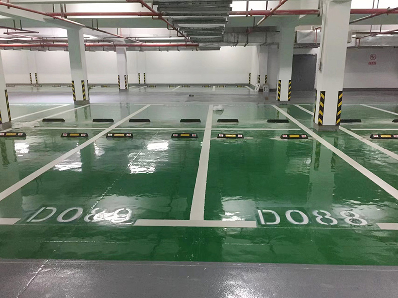 環(huán)氧地坪還具有良好的抗化學(xué)性能能夠抵抗車(chē)輛尾氣機(jī)油汽油等化學(xué)物質(zhì)的侵蝕保護(hù)地面不受損害