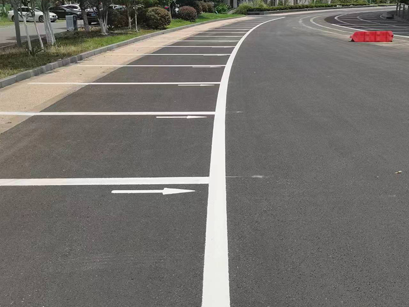 停車(chē)場(chǎng)車(chē)位劃線(xiàn)施工時(shí)則需要選擇適合的涂料用專(zhuān)業(yè)的標(biāo)線(xiàn)設(shè)備或手工工具進(jìn)行劃線(xiàn)確保線(xiàn)條流暢整齊美觀(guān)